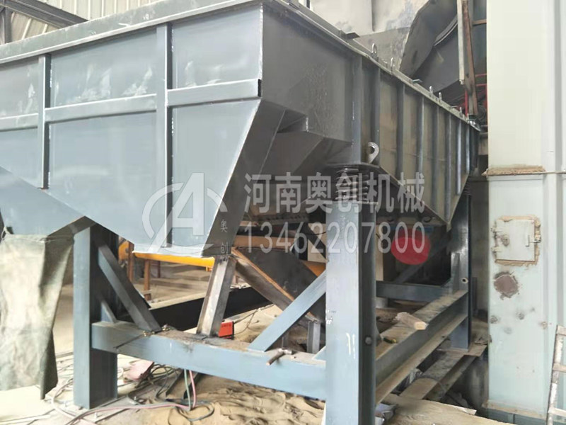 礦用振動篩輥裝置被驅(qū)動以繞其軸線旋轉(zhuǎn)